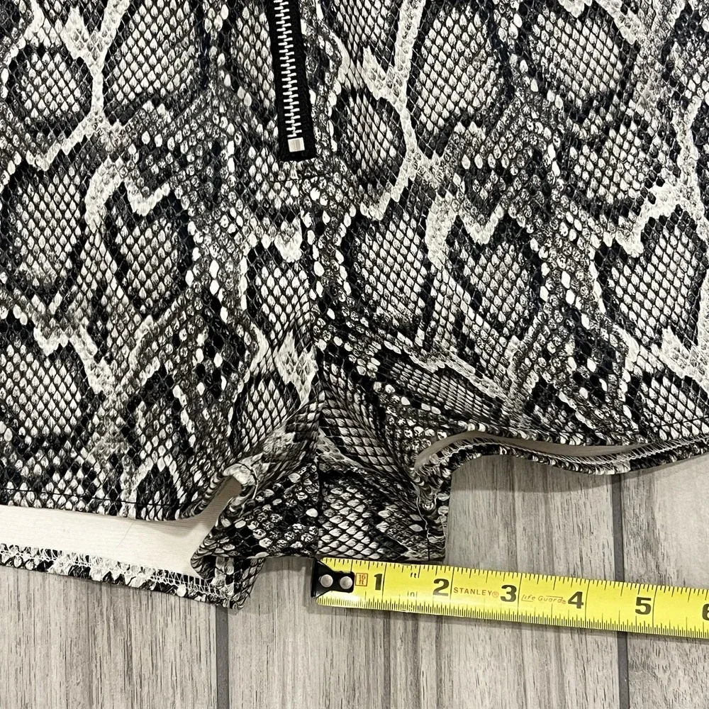 Voge Boutique Shorts Women L Grey NEW Snake Print Queen Cobra High Rise Zipper
